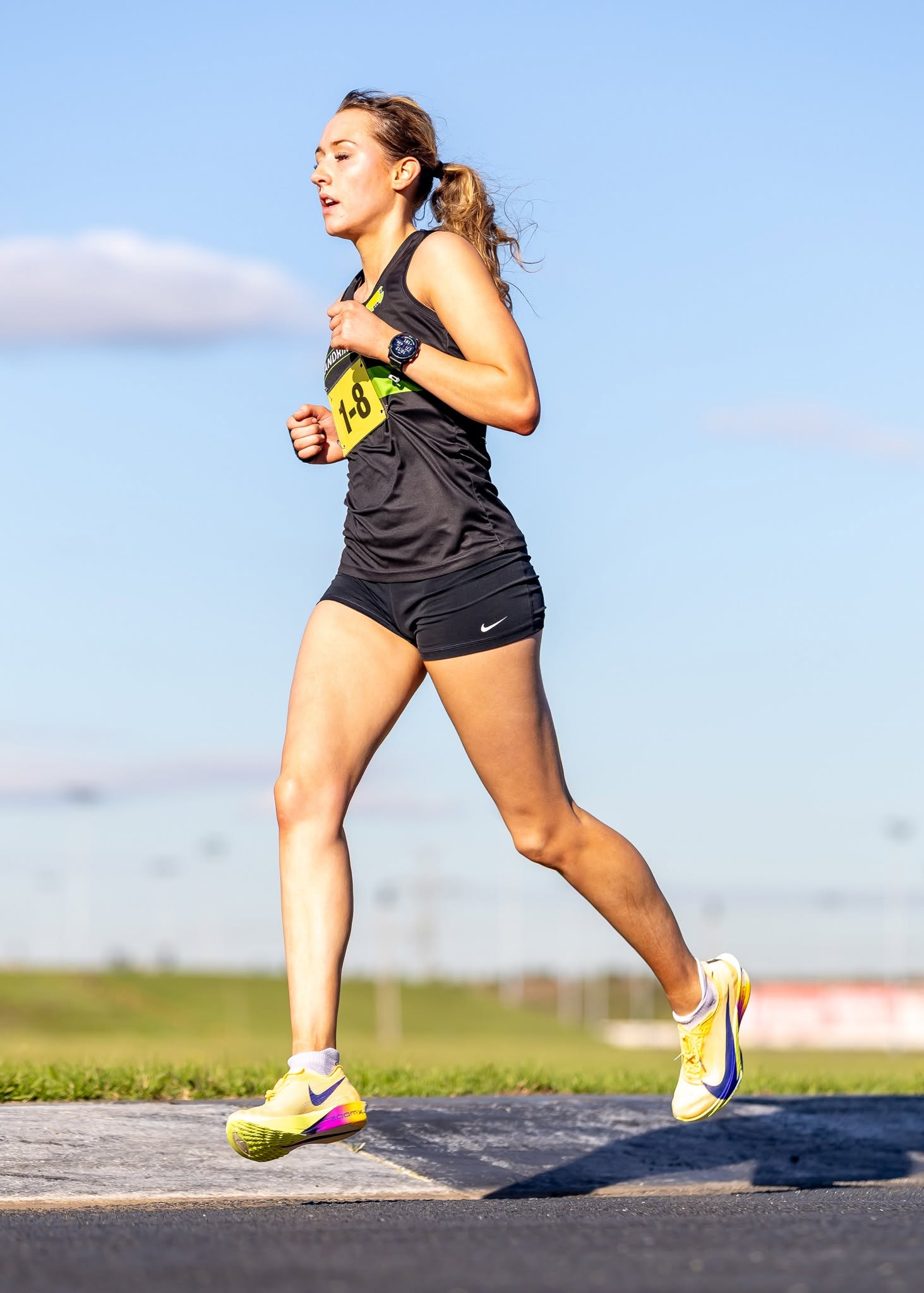Sandy runner in the women's relay at Calder Raceway