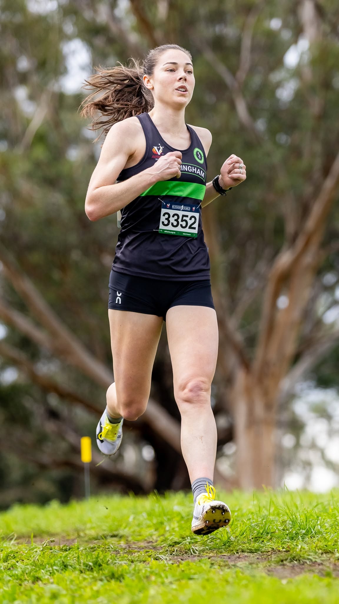 Sandy runner striding out in the 10km at Bundoora